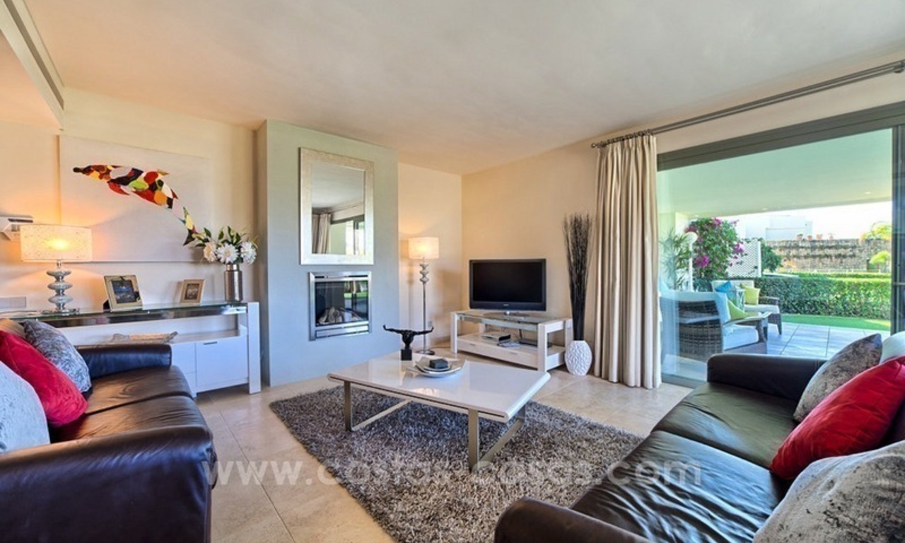 Apartamento moderno de lujo en primera línea de golf en un complejo de 5 estrellas, en venta en Benahavis, Marbella 4