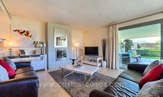 Apartamento moderno de lujo en primera línea de golf en un complejo de 5 estrellas, en venta en Benahavis, Marbella 4