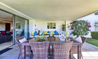 Apartamento moderno de lujo en primera línea de golf en un complejo de 5 estrellas, en venta en Benahavis, Marbella 2