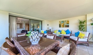 Apartamento moderno de lujo en primera línea de golf en un complejo de 5 estrellas, en venta en Benahavis, Marbella 3