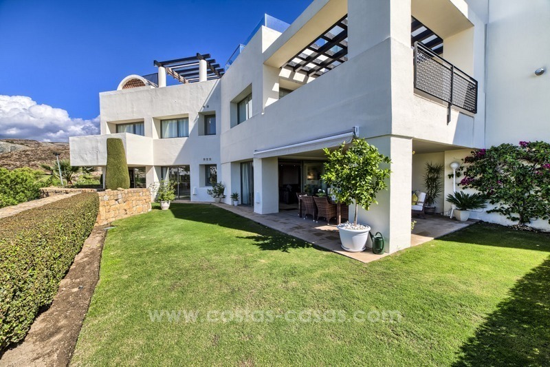 Apartamento moderno de lujo en primera línea de golf en un complejo de 5 estrellas, en venta en Benahavis, Marbella