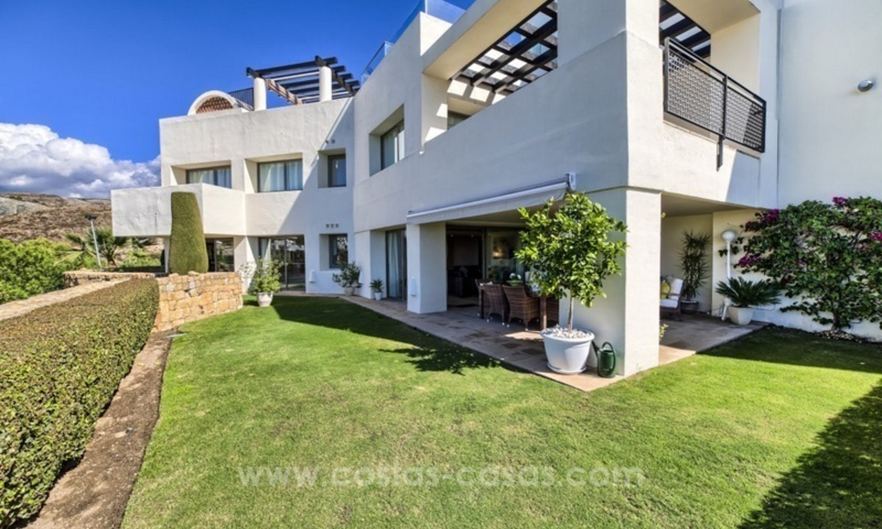 Apartamento moderno de lujo en primera línea de golf en un complejo de 5 estrellas, en venta en Benahavis, Marbella 0