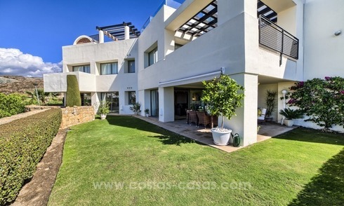 Apartamento moderno de lujo en primera línea de golf en un complejo de 5 estrellas, en venta en Benahavis, Marbella 