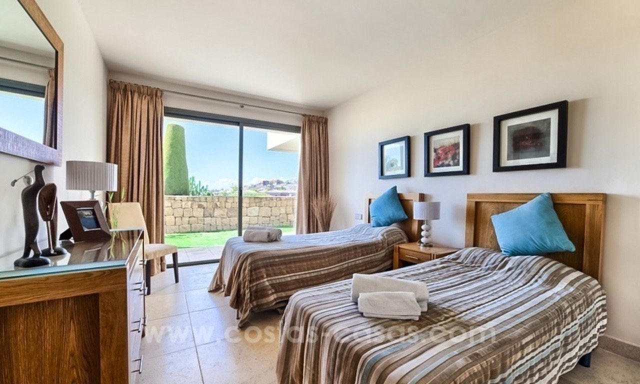 Apartamento moderno de lujo en primera línea de golf en un complejo de 5 estrellas, en venta en Benahavis, Marbella 9