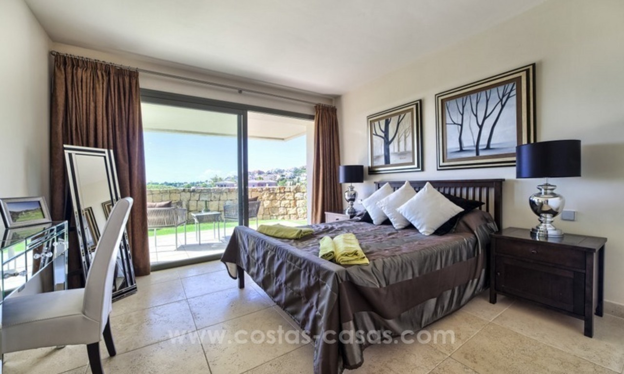 Apartamento moderno de lujo en primera línea de golf en un complejo de 5 estrellas, en venta en Benahavis, Marbella 8
