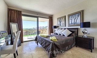 Apartamento moderno de lujo en primera línea de golf en un complejo de 5 estrellas, en venta en Benahavis, Marbella 8