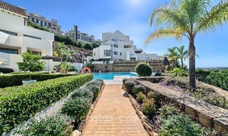 Apartamento moderno de lujo en primera línea de golf en un complejo de 5 estrellas, en venta en Benahavis, Marbella 12