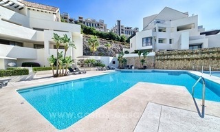 Apartamento moderno de lujo en primera línea de golf en un complejo de 5 estrellas, en venta en Benahavis, Marbella 13