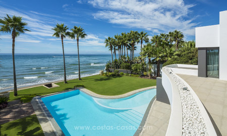 Villa en primera línea de playa en venta en Marbella Este 14976