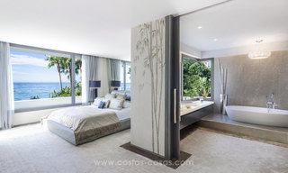 Villa en primera línea de playa en venta en Marbella Este 14979 