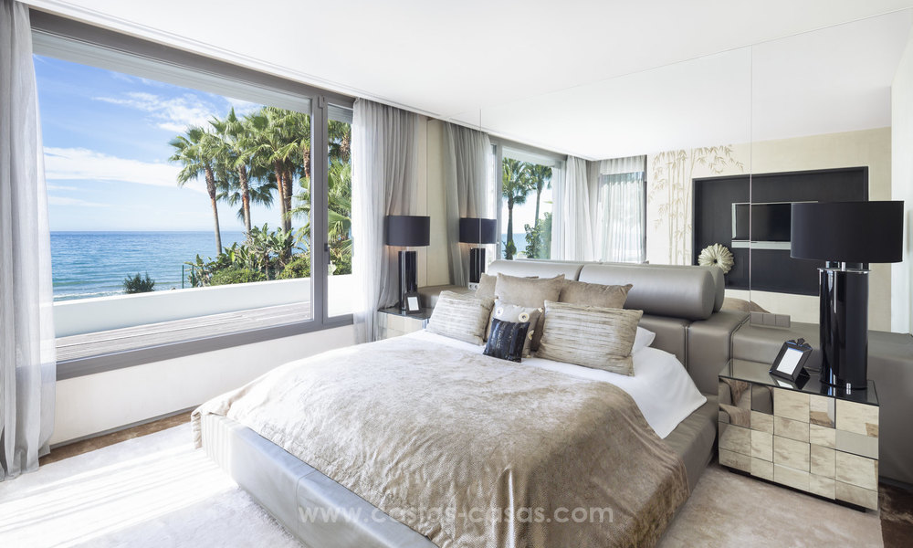 Villa en primera línea de playa en venta en Marbella Este 14980