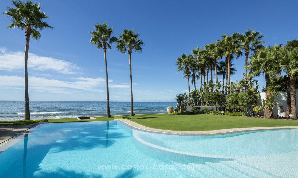Villa en primera línea de playa en venta en Marbella Este 14984