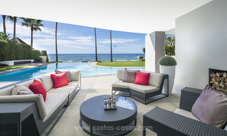 Villa en primera línea de playa en venta en Marbella Este 14987 