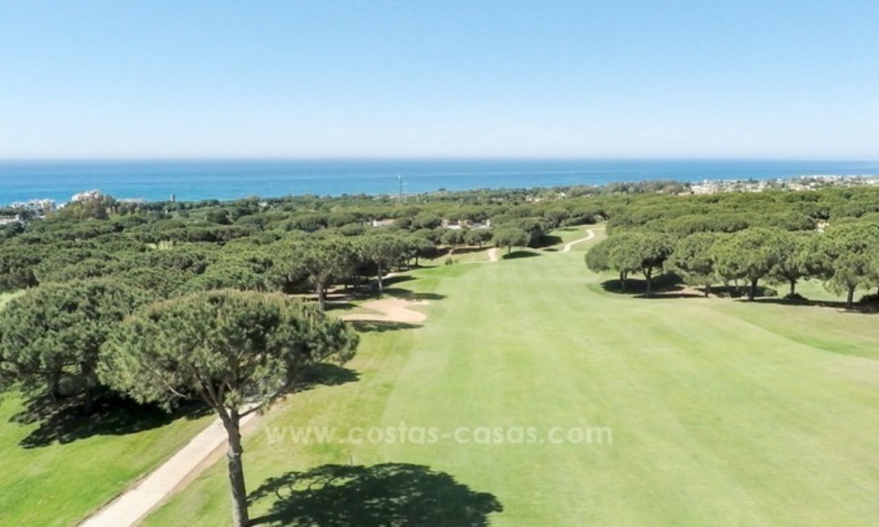 Ganga! Adosadas en primera línea de golf en venta en Cabopino, Marbella 3