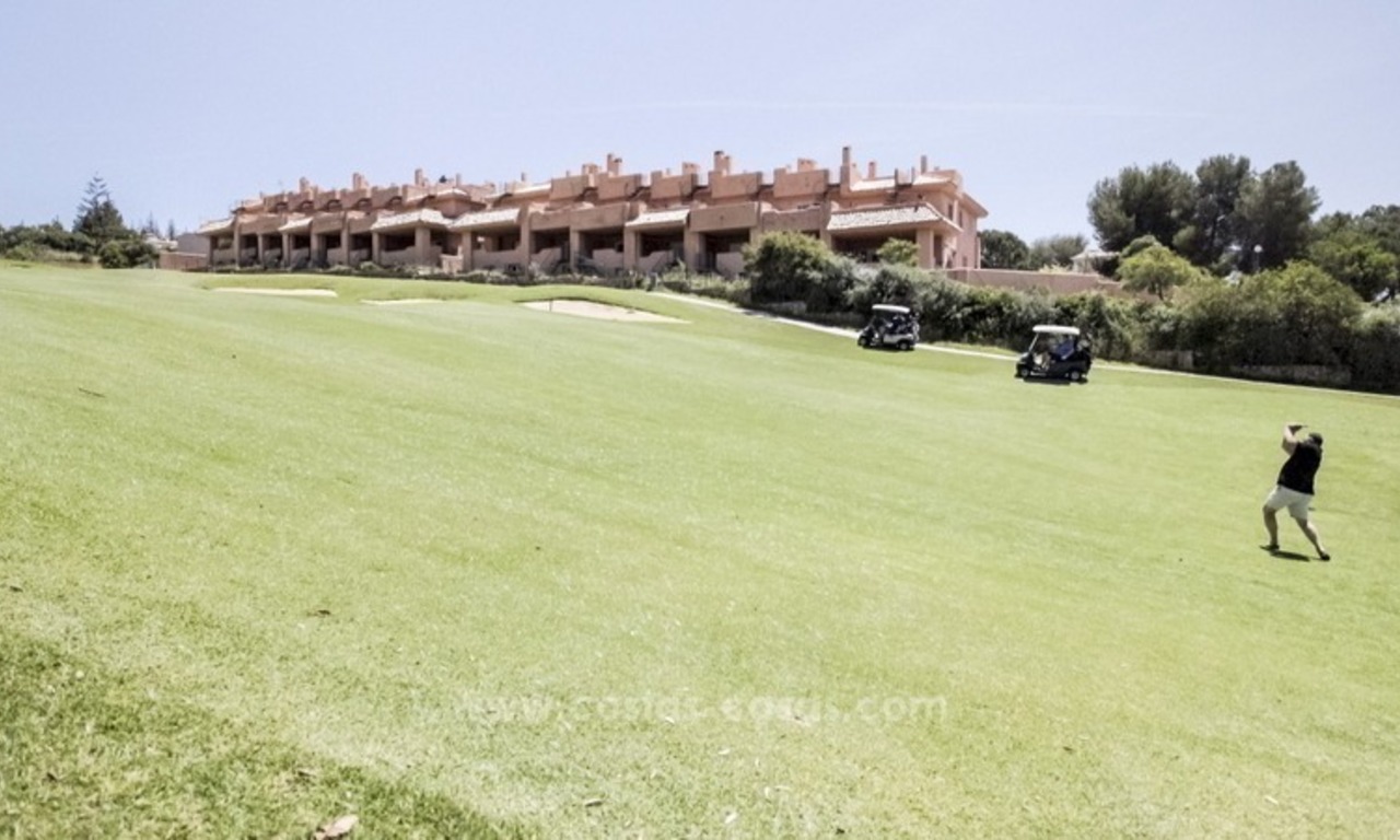 Ganga! Adosadas en primera línea de golf en venta en Cabopino, Marbella 7