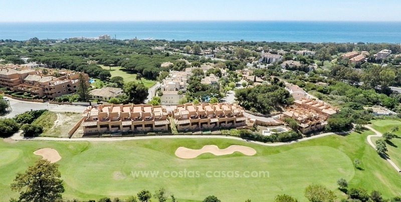 Ganga! Adosadas en primera línea de golf en venta en Cabopino, Marbella