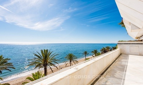 Exclusivo apartamento de lujo en primera línea de playa en venta en Marbella centro 
