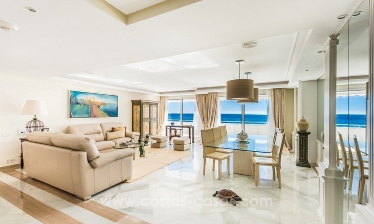 Exclusivo apartamento de lujo en primera línea de playa en venta en Marbella centro 2