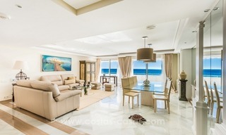 Exclusivo apartamento de lujo en primera línea de playa en venta en Marbella centro 2