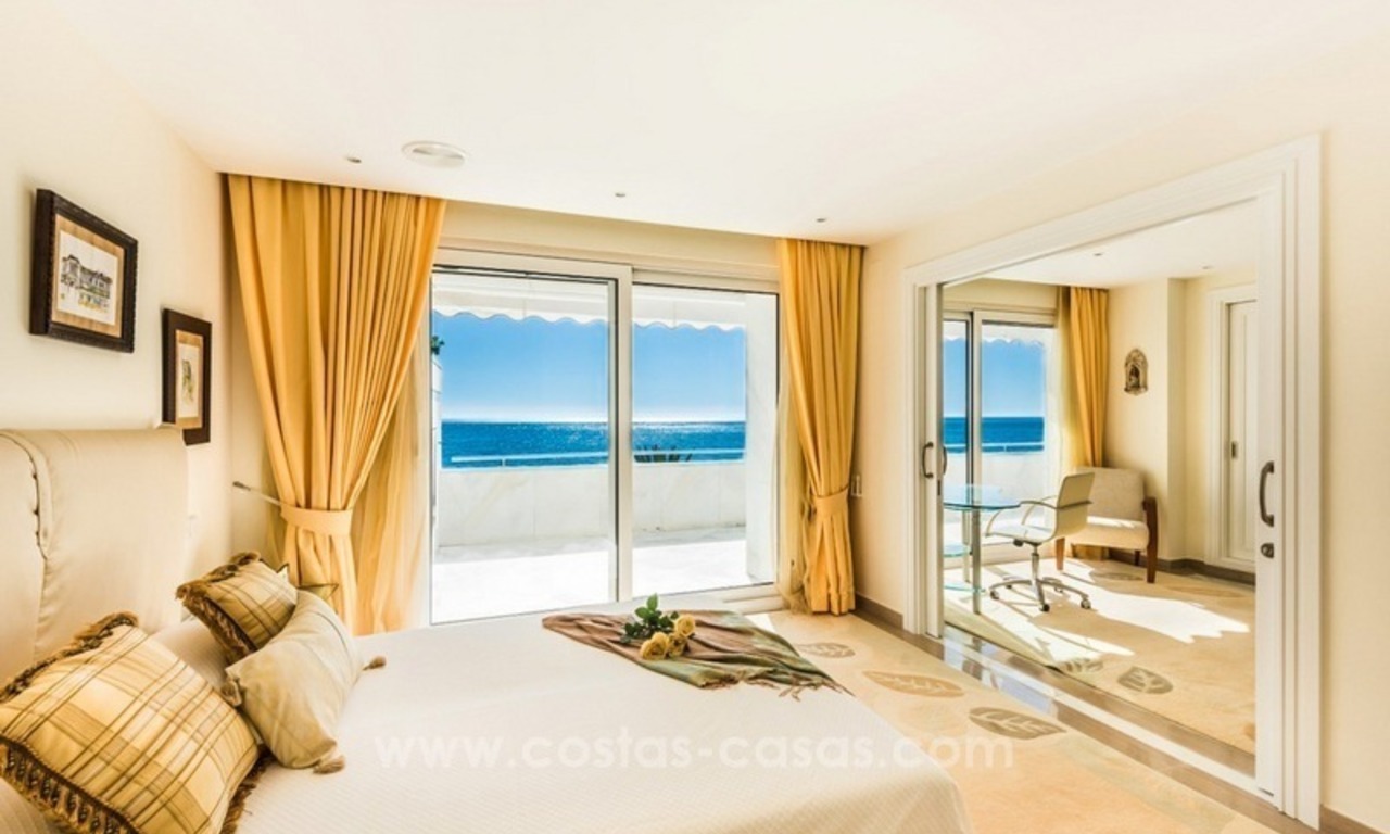 Exclusivo apartamento de lujo en primera línea de playa en venta en Marbella centro 4