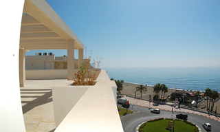 Apartamento moderno frente al mar en venta, en el bulevar en el centro de Estepona 2