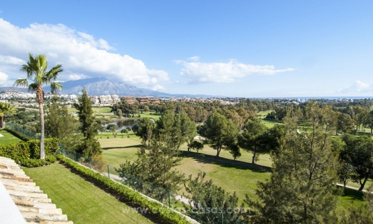Estupenda villa de estilo moderno situada en primera línea de golf en Marbella – Benahavis con vistas espectaculares al golf, mar y montaña 1