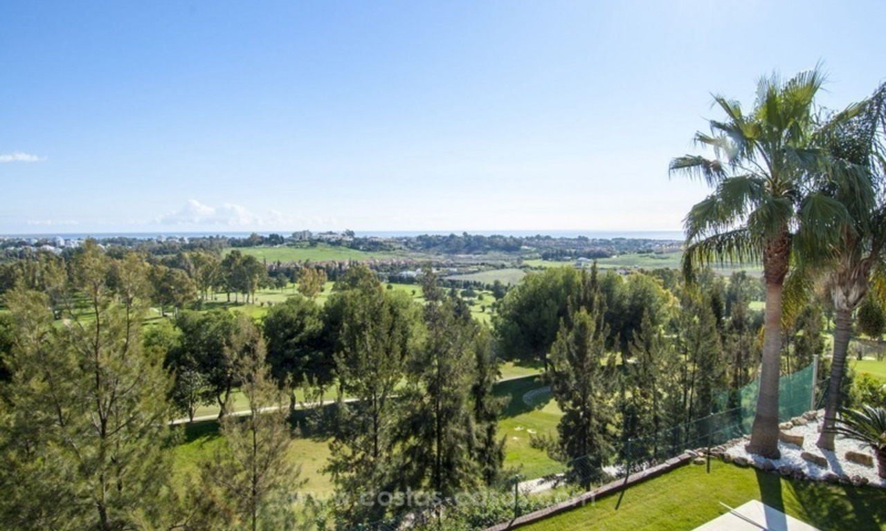 Estupenda villa de estilo moderno situada en primera línea de golf en Marbella – Benahavis con vistas espectaculares al golf, mar y montaña 4