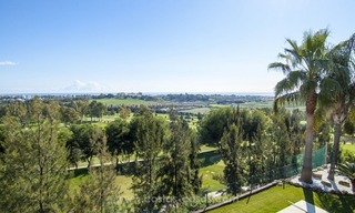 Estupenda villa de estilo moderno situada en primera línea de golf en Marbella – Benahavis con vistas espectaculares al golf, mar y montaña 4