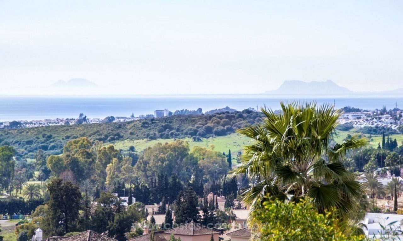 Estupenda villa de estilo moderno situada en primera línea de golf en Marbella – Benahavis con vistas espectaculares al golf, mar y montaña 8