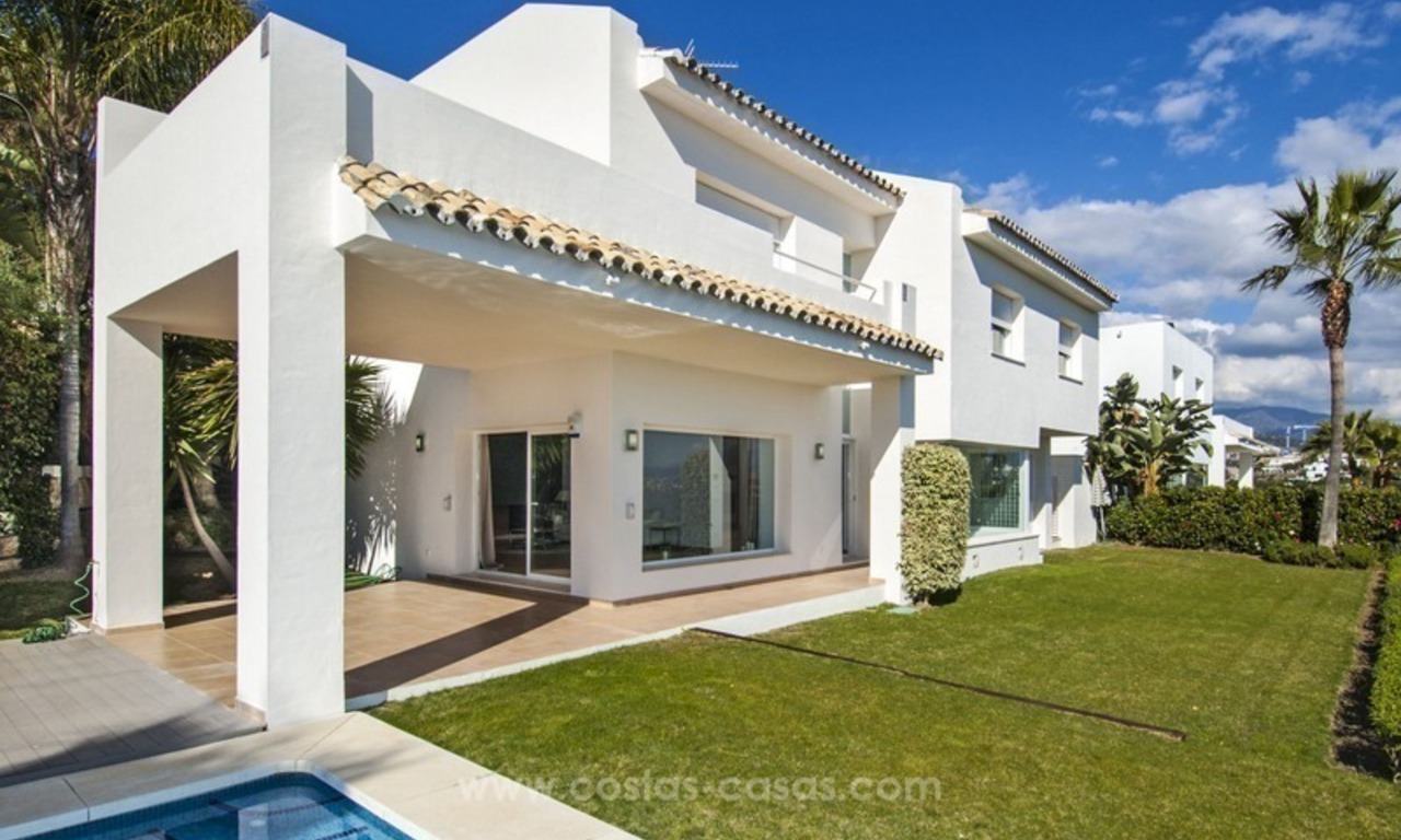 Estupenda villa de estilo moderno situada en primera línea de golf en Marbella – Benahavis con vistas espectaculares al golf, mar y montaña 10