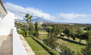 Estupenda villa de estilo moderno situada en primera línea de golf en Marbella – Benahavis con vistas espectaculares al golf, mar y montaña 38