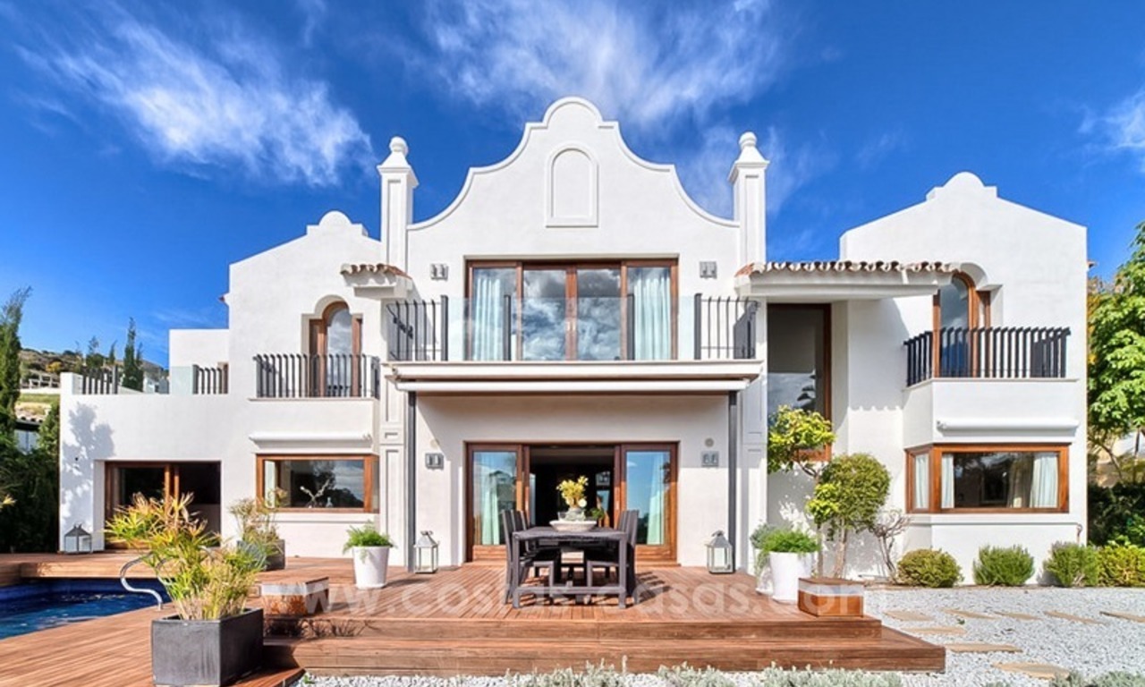 Villa moderna renovada en primera línea de golf en venta en Benahavis - Marbella 2