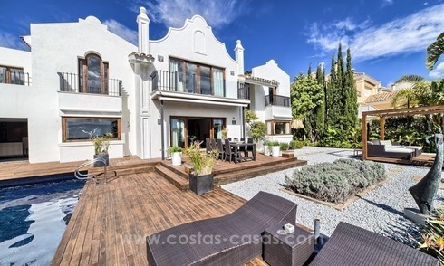 Villa moderna renovada en primera línea de golf en venta en Benahavis - Marbella 