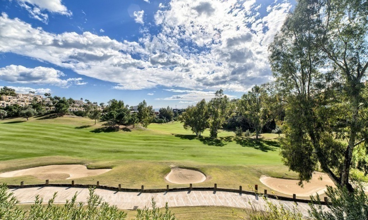 Villa moderna renovada en primera línea de golf en venta en Benahavis - Marbella 7