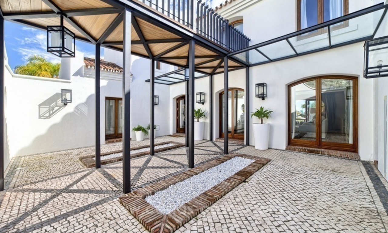 Villa moderna renovada en primera línea de golf en venta en Benahavis - Marbella 10
