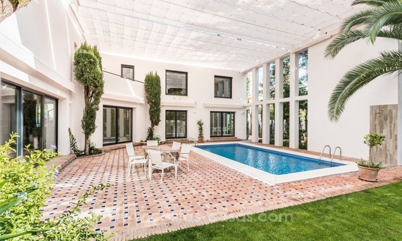 Villa completamente reformada de estilo contemporáneo en venta en Nueva Andalucía, Marbella 1