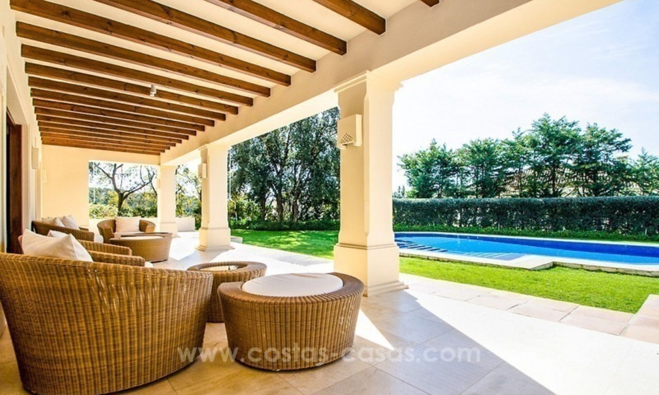 Villa moderna de lujo de estilo andaluz a la venta en la Milla de Oro, Marbella 35