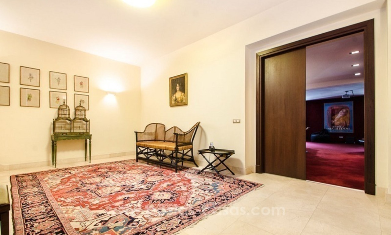 Villa moderna de lujo de estilo andaluz a la venta en la Milla de Oro, Marbella 25