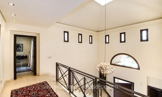 Villa moderna de lujo de estilo andaluz a la venta en la Milla de Oro, Marbella 29