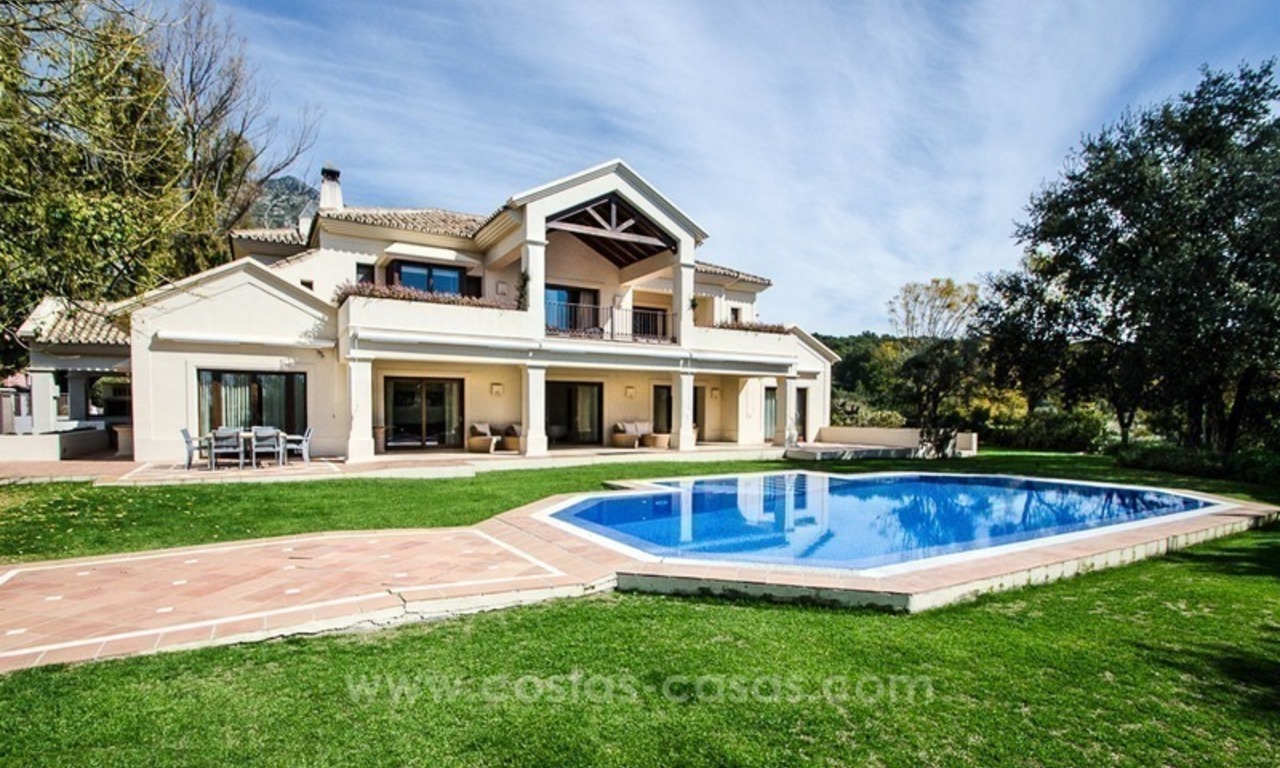 Villa moderna de lujo de estilo andaluz a la venta en la Milla de Oro, Marbella 1