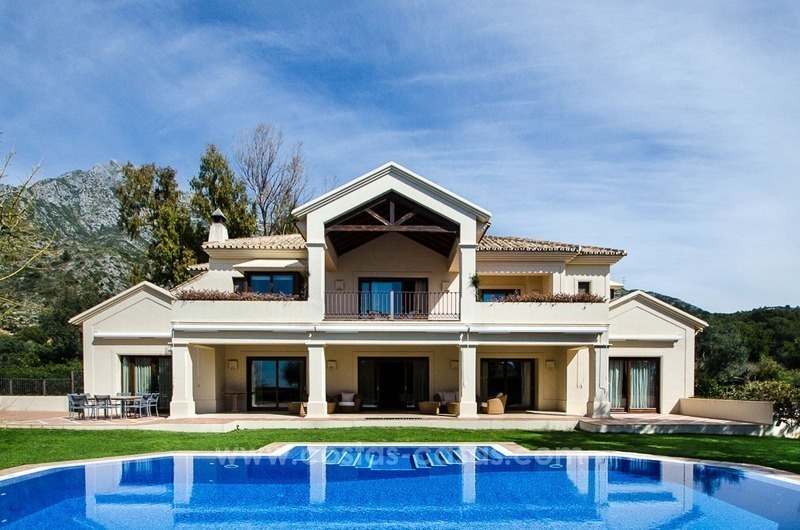 Villa moderna de lujo de estilo andaluz a la venta en la Milla de Oro, Marbella