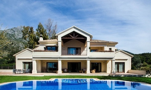Villa moderna de lujo de estilo andaluz a la venta en la Milla de Oro, Marbella 