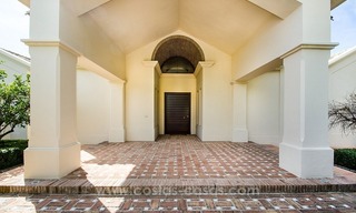 Villa moderna de lujo de estilo andaluz a la venta en la Milla de Oro, Marbella 4