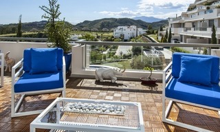 En venta en Marbella - Benahavís: Lujoso apartamento de estilo moderno en golf resort 9