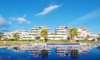 En venta en Marbella - Benahavís: Lujoso apartamento de estilo moderno en golf resort 0