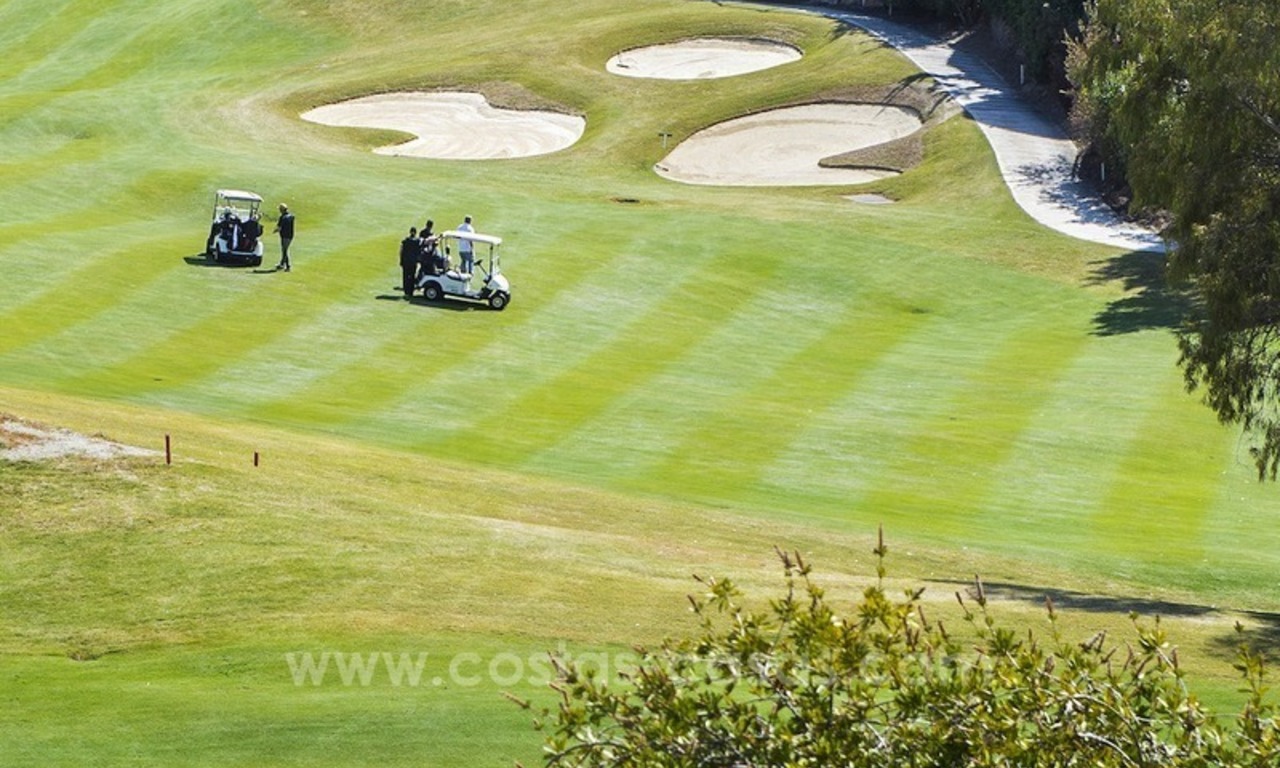 Villa de lujo en primera línea de golf en venta en Nueva Andalucía, Marbella 5