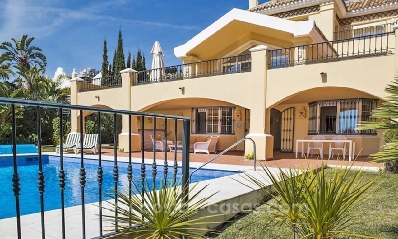 Villa de lujo en primera línea de golf en venta en Nueva Andalucía, Marbella 0