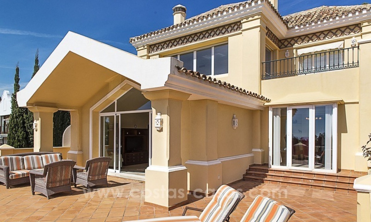Villa de lujo en primera línea de golf en venta en Nueva Andalucía, Marbella 19