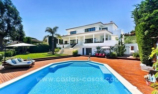 Villa contemporánea en primera línea de golf en venta en Nueva Andalucía - Marbella 1