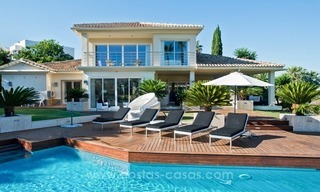 Villa en primera línea de golf reformada en venta en Nueva Andalucía, Marbella 2